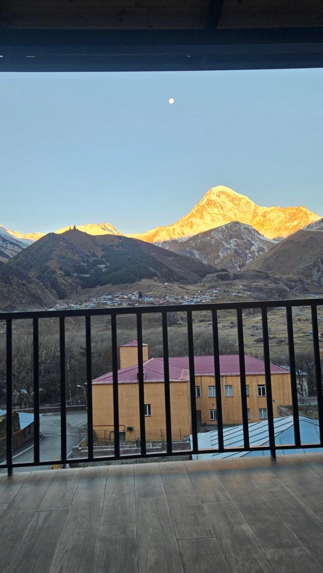 Best View Kazbegi Camera foto